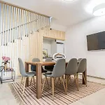Elegant & Air Condition 5br - By The Danube River *