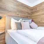 Elegant & Air Condition 5br - By The Danube River Apartamento