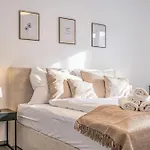 Elegant & Air Condition 5br - By The Danube River *