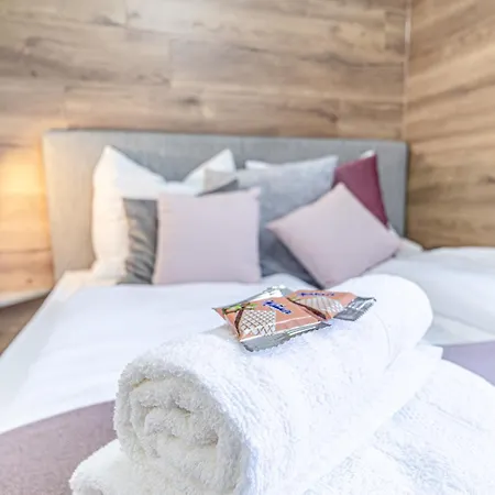 Elegant & Air Condition 5br - By The Danube River Appartement