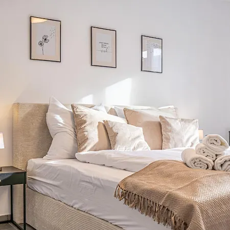 Elegant & Air Condition 5br - By The Danube River *