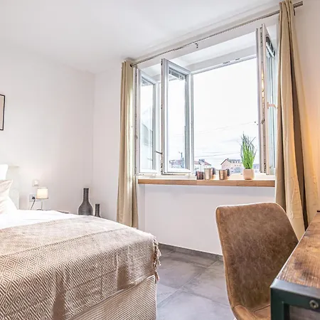 Elegant & Air Condition 5br - By The Danube River *