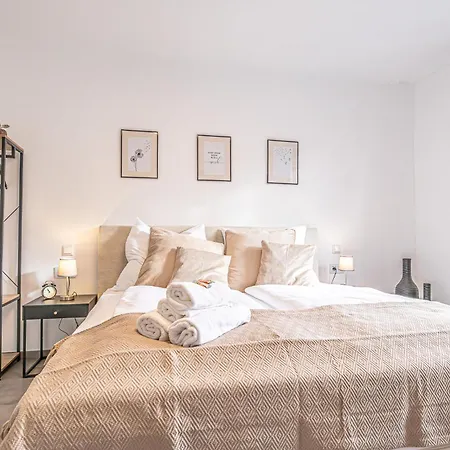 Elegant & Air Condition 5br - By The Danube River