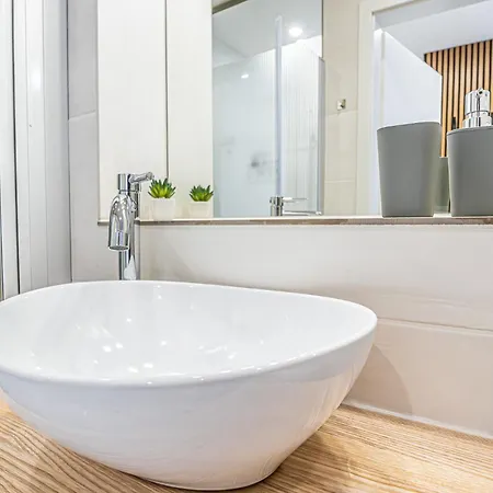 Elegant & Air Condition 5br - By The Danube River Appartement