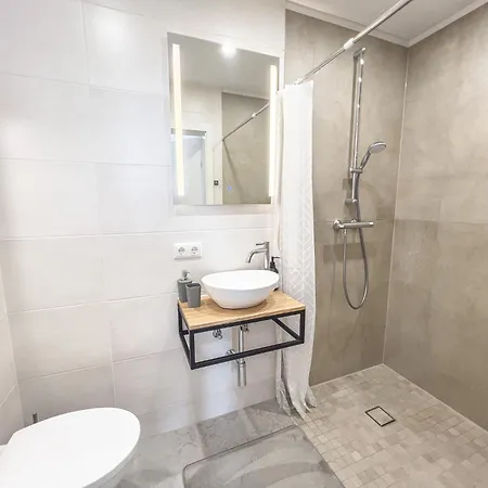 Elegant & Air Condition 5br - By The Danube River Appartement *
