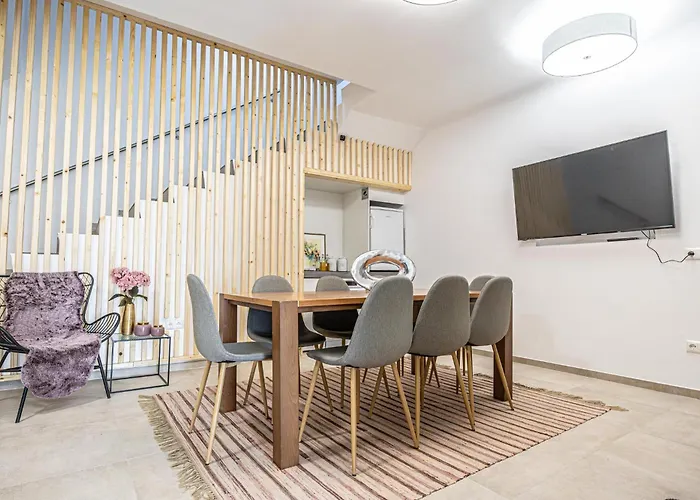 Elegant & Air Condition 5br - By The Danube River *