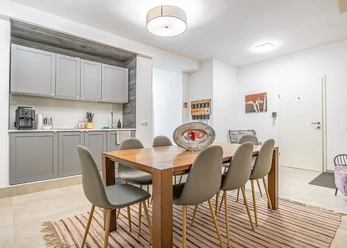 Elegant & Air Condition 5br - By The Danube River