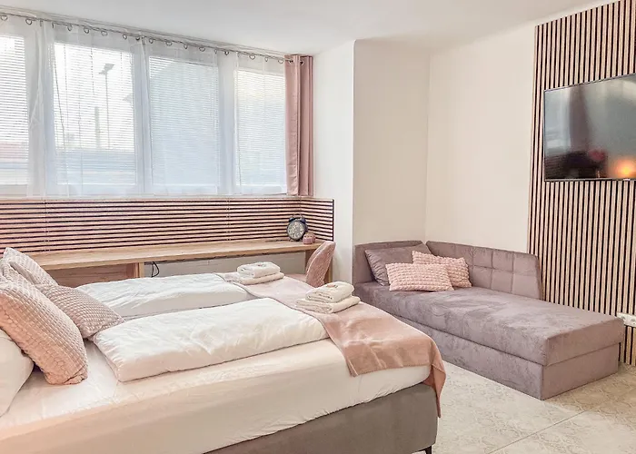 Elegant & Air Condition 5br - By The Danube River
