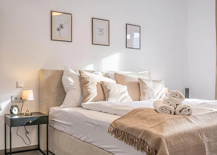 Elegant & Air Condition 5br - By The Danube River *