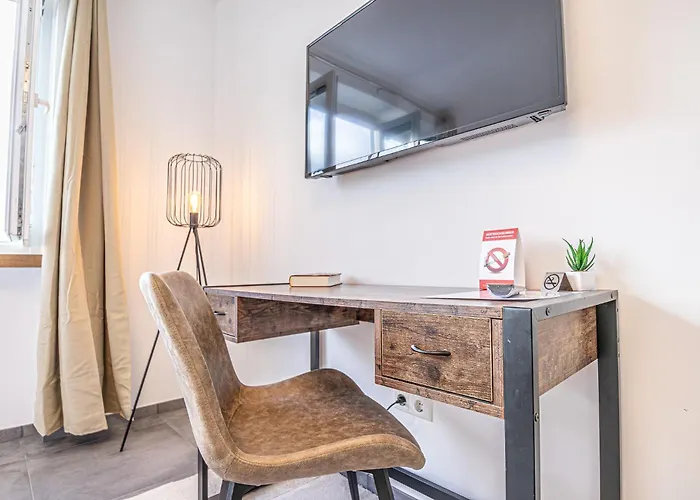 Elegant & Air Condition 5br - By The Danube River