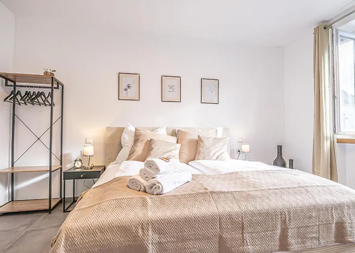 Elegant & Air Condition 5br - By The Danube River