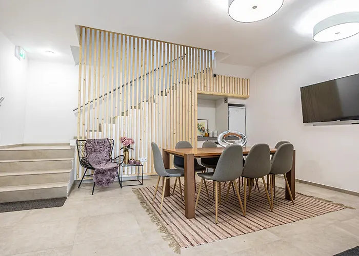 Elegant & Air Condition 5br - By The Danube River Appartamento