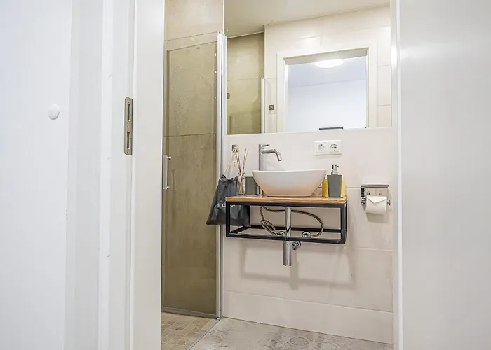 Elegant & Air Condition 5br - By The Danube River Apartment *