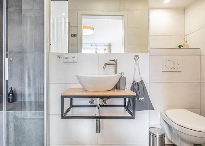 Elegant & Air Condition 5br - By The Danube River *