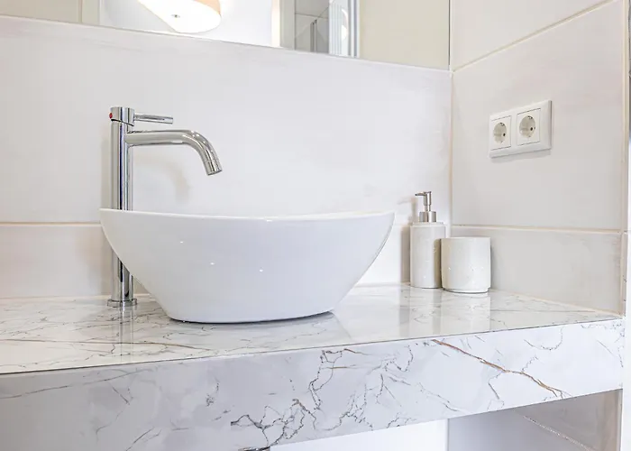 Elegant & Air Condition 5br - By The Danube River