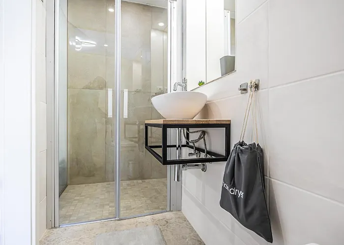 Elegant & Air Condition 5br - By The Danube River